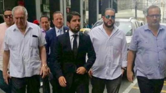 Jacobo Bucaram (con gafas) acompaña a su hermano Abadalá (con corbata) a presentar una denuncia, en septiembre de 2017.