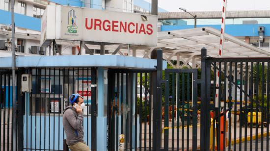 Una persona en los exteriores del Hospital Carlos Andrade Marín, en Quito, el 13 de mayo de 2020. 