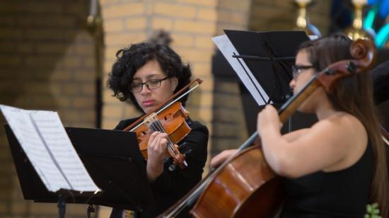 Imagen referencial. Dos mujeres, que son parte de la Orquesta Joven del Ecuador, tocan el violín.