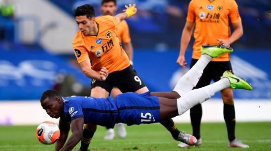 Kurt Zouma en acción contra Raul Jimenez durante el partido de la Premier League inglesa entre Chelsea y Wolverhampton, este domingo 26 de julio.