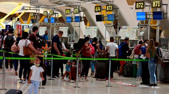 Pasajeros en los mostradores de facturación de la terminal 4 del aeropuerto Adolfo Suárez-Barajas en Madrid, este domingo 26 de julio.