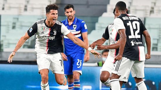 Cristiano Ronaldo celebra después de marcar el 1-0 contra la Sampdoria en el estadio Allianz, este domingo 26 de julio de 2020.