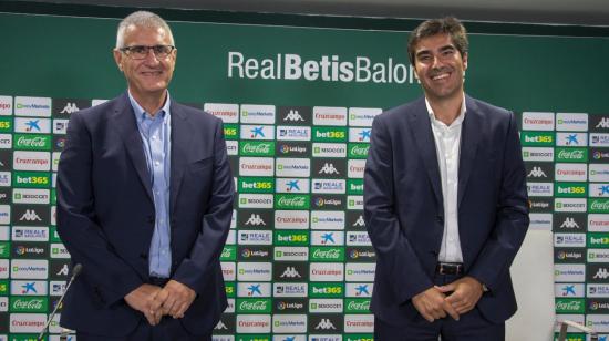 Antonio Cordón (i), director deportivo del Betis junto al presidente del Club, Ángel Haro, durante una rueda de prensa este lunes 27 de julio, en Sevilla.