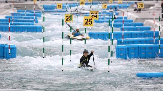 Atletas practican en el Centro de Slalom de Canoa, inaugurado el 9 de julio de 2020, en Tokio.