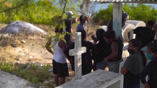 Entierro del cuerpo de una persona fallecida a causa del Covid-19, el 5 de mayo de 2020 en Santa Elena