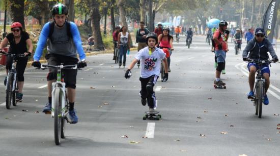 Personas participan del ciclo paseo en Quito, el 13 de marzo de 2020.