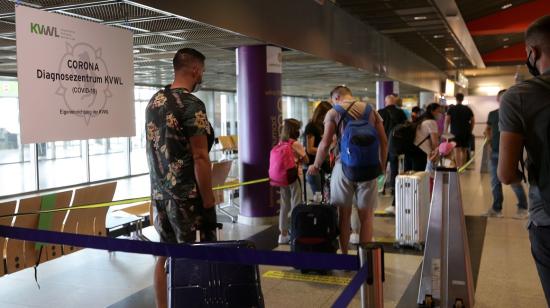 Pasajeros hacen fila en un aeropuerto de Alemania, que pide una prueba PCR de Covid-19 antes de abordar, el 27 de julio.