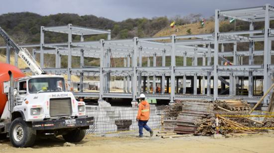 El hospital de Bahía se construye sobre un terreno de 3,8 hectáreas, que pertenece a dos empresas deudoras del Estado. 