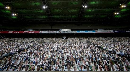 El Borussia Mönchengladbach de Alemania colocó 13.000 figuras en sus tribunas, el 27 de junio de 2020.