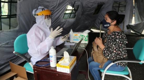 Una mujer recibe atención médica en una de las carpas del Municipio de Quito, el  23 de julio de 2020.