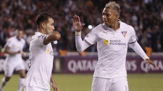 Junior Sornoza y Billy Arce festejan un gol frente a River Plate de Argentina, el 4 de marzo de 2020, en Quito.