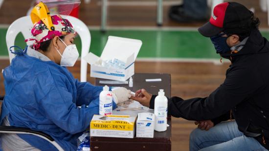 Personal de salud atiende a personas con síntomas de Covid-19, este miércoles 29 de julio de 2020, en Quito.