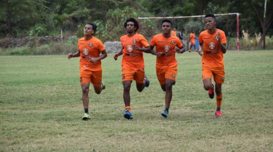 Cuatro jugadores del Libertad FC entrenan en Loja, previo a su debut en la Segunda categoría.