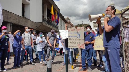 Médicos posgradistas realizaron un plantón en Quito, reclamando el pago del estipendio, el 31 de julio de 2020. 