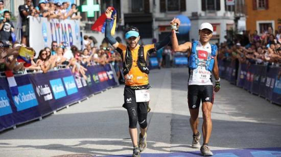 El momento en que el ecuatoriano Joaquín López y Ho llegan juntos a la meta del Ultra Trail de Mont Blanc, en septiembre de 2019.