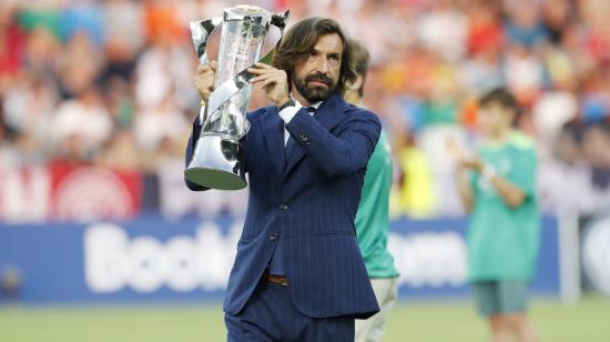 Andrea Pirlo mostrando el trofeo antes del partido final del Campeonato de Europa Sub 21 de la UEFA 2019 entre España y Alemania, en el Stadio Friuli en Udine, Italia.