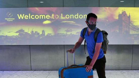 Un pasajero arriba al aeropuerto Heathrow de Londres, Inglaterra, el 30 de julio de 2020.