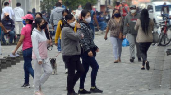 Personas caminan por el Centro Histórico de Cuenca, el 17 de julio de 2020.