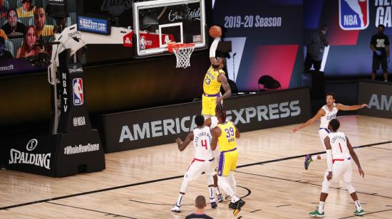 LeBron James anota el tanto que le dio la victoria a los Lakers, el jueves 30 de julio de 2020, en Orlando.