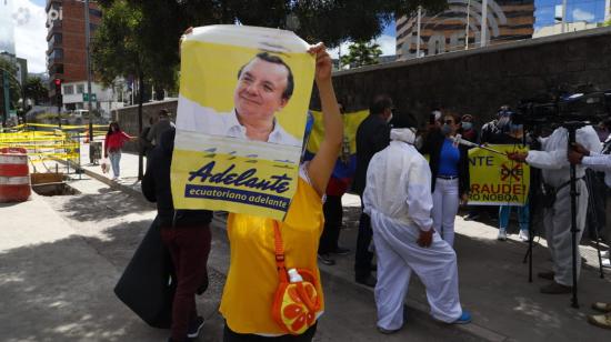 Miembros de Adelante Ecuatoriano Adelante se manifestaron en los exteriores del CNE por la eliminación de su partido este 31 de julio de 2020.