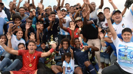 Imagen de la celebración del campeonato del 9 de Octubre en la que aparece Dalo Bucaram el 13 de julio de 2019.