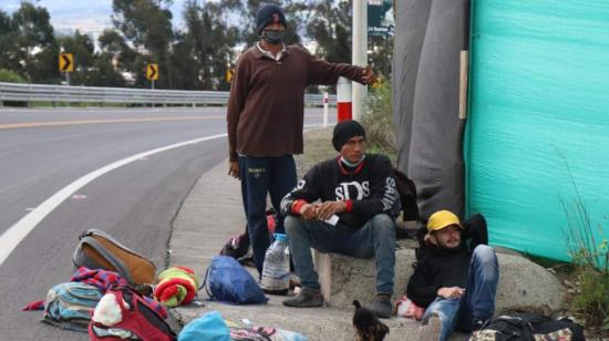 Ciudadanos  venezolanos  descansando en el Puente Internacional Rumichaca en la frontera de Colombia, en Tulcán, Ecuador, el 29 de abril de 2020.