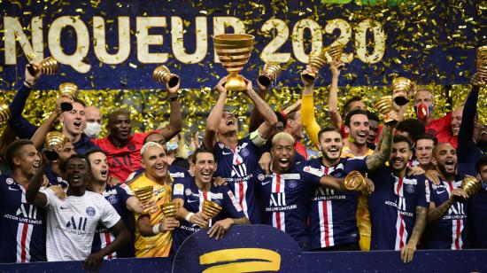 Los futbolistas del PSG festejan el título de la Copa de la Liga de Francia, el viernes 31 de julio de 2020.