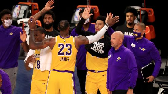 Lebron James celebra con sus compañeros la victoria de los Lakers sobre los Clippers, el jueves 30 de julio de 2020, en el regreso de la NBA.