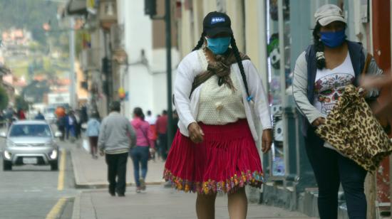 Dos mujeres  caminan, el 17 de julio de 2020, por las calles del Centro Histórico de Cuenca.