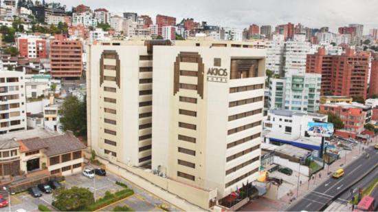 Vista aérea del hotel Akros, en el norte de Quito. 