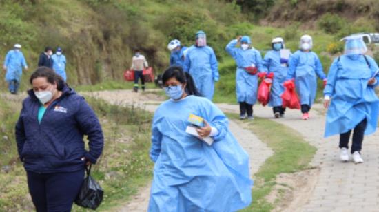 Personal del Ministerio de salud y vigilantes comunitarios recorren el sur de Quito, el 15 de julio de 2020.