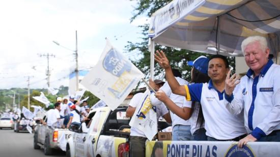 Recorrido de campaña de Lenín Merchán (der.), quien fue candidato a la Alcaldía de Jipijapa y habría recibido aportes económicos.