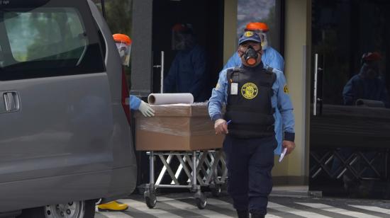 Un guardia de seguridad en el hospital IESS Quito Sur, el 9 de julio de 2020.