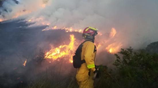 Bomberos intentan sofocar el fuego en el sector de Mojanda, en Imbabura, el 4 de agosto de 2020.