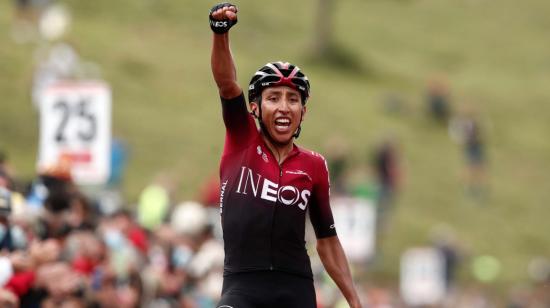 Egan Bernal, del equipo Ineos, celebra la tercera etapa de La Route d'Occitanie, el lunes 3 de agosto de 2020.