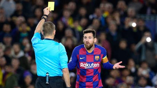 Messi recibiendo una tarjeta amarilla en el Camp Nou.