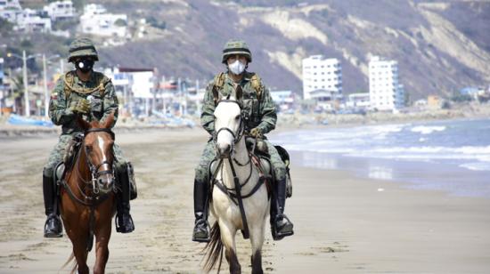 300 militares resguardan balneario de Crucita, Portoviejo, este 26 de julio de 2020.