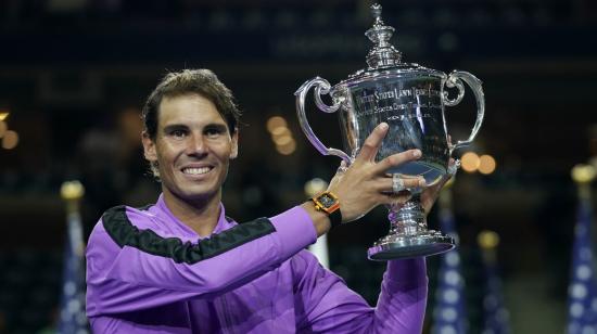 El español, levantando el trofeo después de haber alcanzado el título del US Open, en 2019.