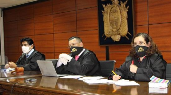 De izq. a der.: David Jacho, Iván Saquicela y Daniella Camacho, integrantes del Tribunal de apelación a la prisión preventiva de Eliseo Azuero, en la audiencia del 4 de agosto de 2020.