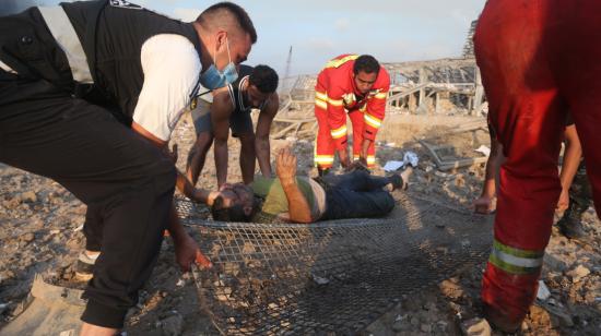 Un hombre herido es evacuado del lugar de la explosión en el puerto de Beirut, Líbano, el 4 de agosto de 2020. Al menos 50 personas murieron y 2.500 resultaron heridas en la explosión, que también causó daños graves, mientras que La causa aún no se conoce.