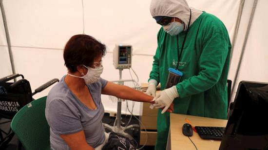 Una mujer es atendida en el área de triage en el hospital de IESS, en Quito, 23 de julio de 2020.