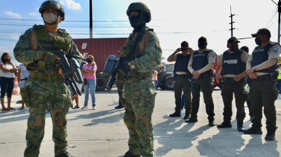 Policías y militares en las afueras de la Penitenciaría del Litoral, en Guayaquil, el pasado 3 de agosto de 2020.