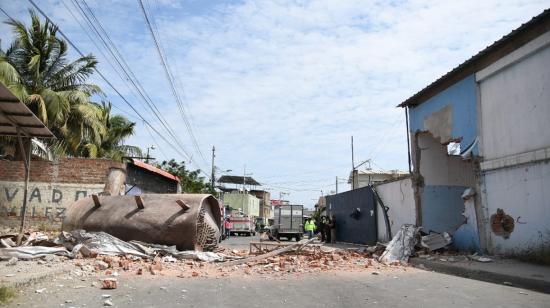 Restos del caldero de una fábrica de Manta, tras la explosión registrada este 6 de agosto de 2020.