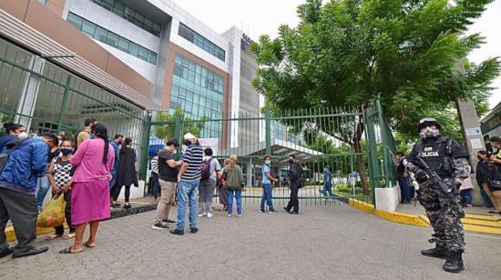 El 18 de junio de 2020, la Fiscalía y la Policía hicieron un operativo en el Hospital Abel Gilbert de Guayaquil. 