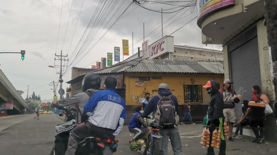 Vendedores informales en Chillogallo, el jueves 23 de abril de 2020