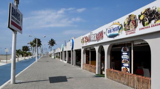 Locales cerrados en la playa de Manta, el 5 de agosto de 2020.