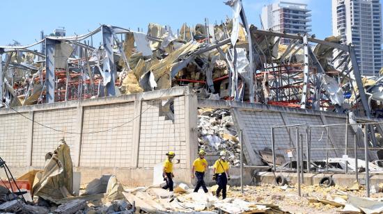 Rescatistas siguen en la búsqueda de víctimas debajo de los escombros que dejó la explosión en Líbano, el 7 de agosto de 2020. 