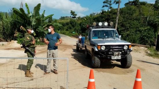 Militares restringen el ingreso de visitantes en la vía a  Balsas, Piñas, Marcabelí y Atahualpa (El Oro)  este 1 de agosto de 2020.