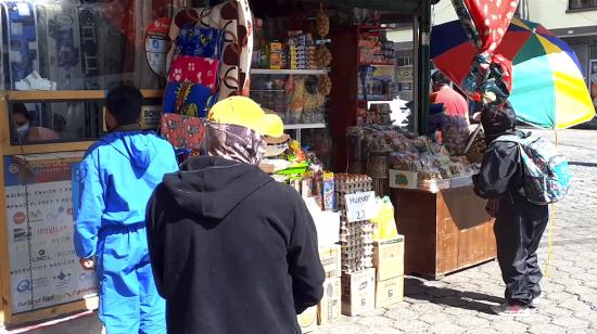 Personas hacen compras en el parque central de Mejía, el 23 de julio de 2020.