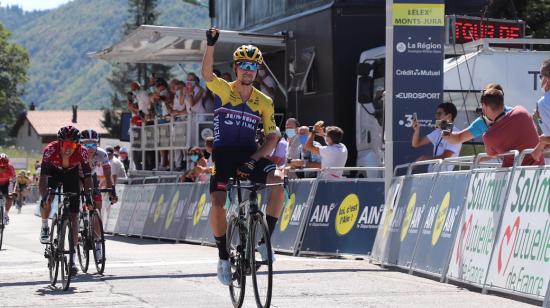 Primoz Roglic festeja la obtención de la segunda etapa del Tour de L'Ain, el sábado 8 de agosto de 2020.